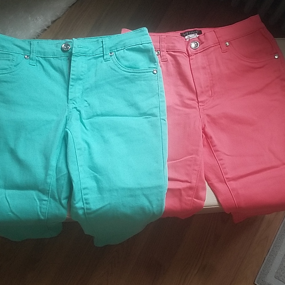 Venus capris. Mint green and coral